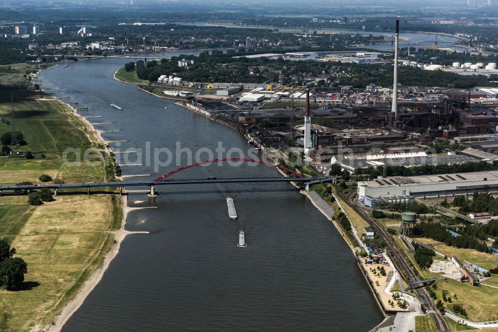 Duisburg from the bird's eye view: River - bridge construction ueber den Rhein Bruecke of Solidaritaet on street Moerser Strasse in the district Hochfeld in Duisburg at Ruhrgebiet in the state North Rhine-Westphalia, Germany