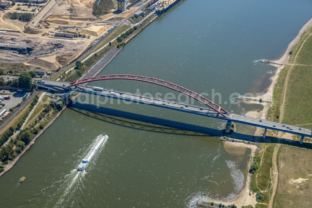 Duisburg from the bird's eye view: River - bridge construction ueber den Rhein Bruecke of Solidaritaet on street Moerser Strasse in the district Hochfeld in Duisburg at Ruhrgebiet in the state North Rhine-Westphalia, Germany