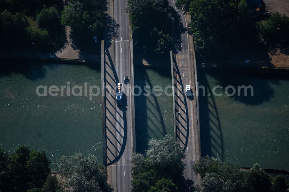 Braunschweig from the bird's eye view: River - bridge construction on street Hansestrasse in the district Veltenhof-Ruehme in Brunswick in the state Lower Saxony, Germany