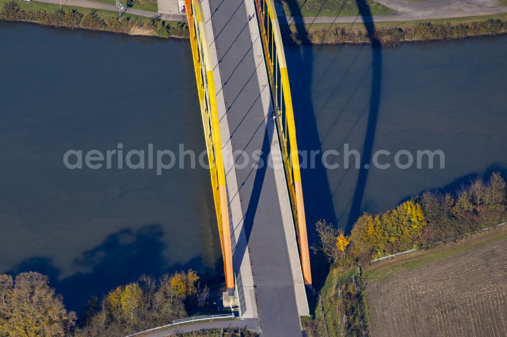 Datteln from the bird's eye view: River - bridge structure for crossing Dattelner-Meer-Bogen over the Dortmund-Ems-Canal in Datteln in the Ruhr area in the federal state of North Rhine-Westphalia, Germany