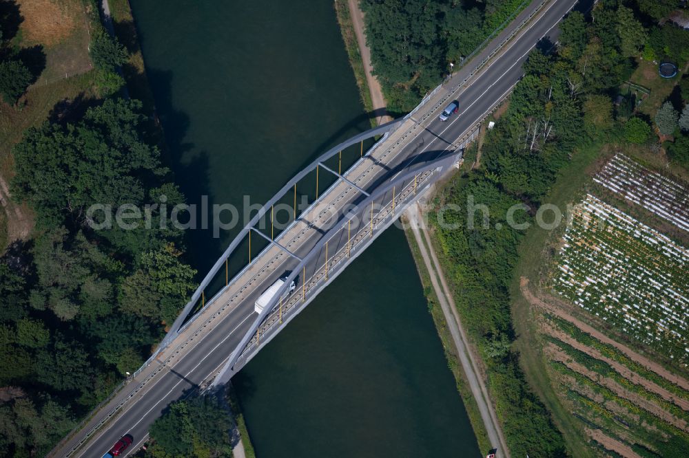 Aerial image Braunschweig - River - bridge construction along the B214 in Brunswick in the state Lower Saxony, Germany