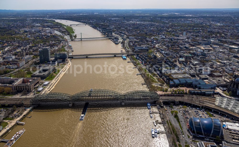 Köln from the bird's eye view: River - bridge construction Hohenzollernbruecke in the district Altstadt in Cologne in the state North Rhine-Westphalia, Germany