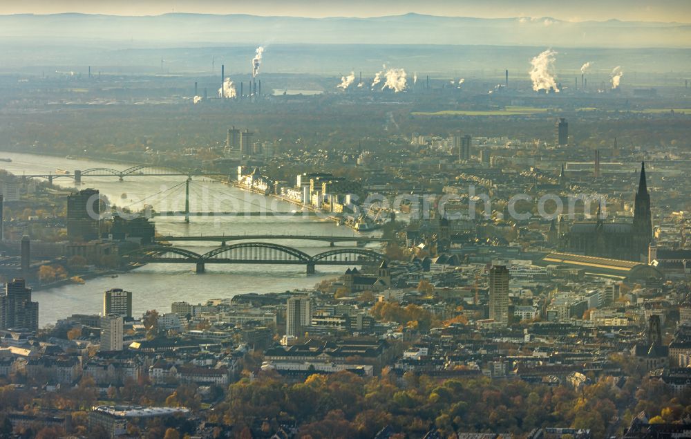 Aerial photograph Köln - River - bridge construction Hohenzollernbruecke in the district Altstadt in Cologne in the state North Rhine-Westphalia, Germany