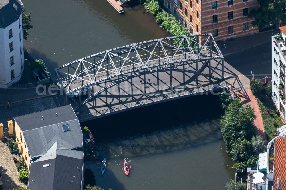 Aerial image Leipzig - River - bridge construction Koenneritzbruecke along the Koenneritzstrasse in the district Plagwitz in Leipzig in the state Saxony, Germany