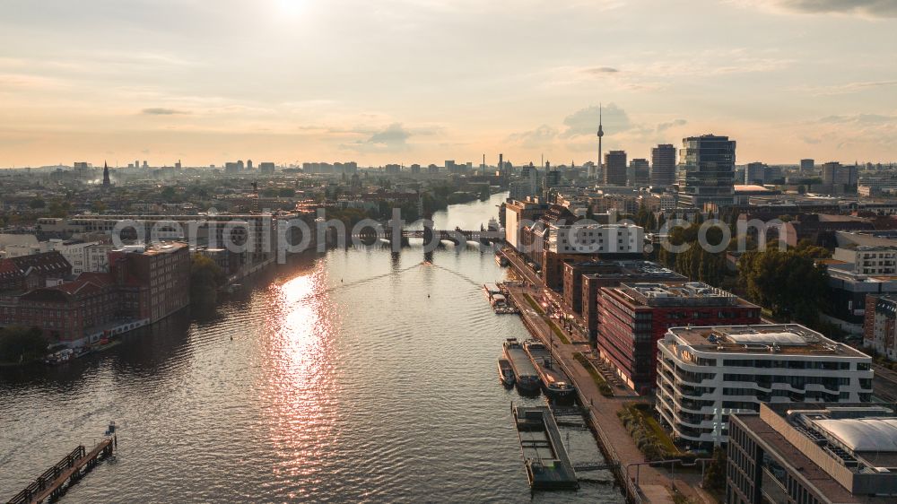 Berlin from the bird's eye view: River - bridge construction Oberbaumbruecke for crossing the Spree in the district Friedrichshain in Berlin, Germany