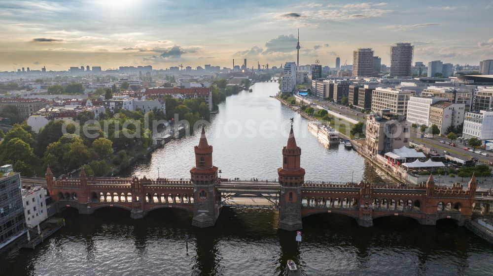 Berlin from the bird's eye view: River - bridge construction Oberbaumbruecke for crossing the Spree in the district Friedrichshain in Berlin, Germany