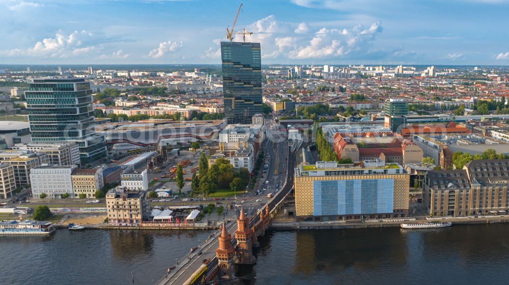 Berlin from the bird's eye view: River - bridge construction Oberbaumbruecke for crossing the Spree in the district Friedrichshain in Berlin, Germany