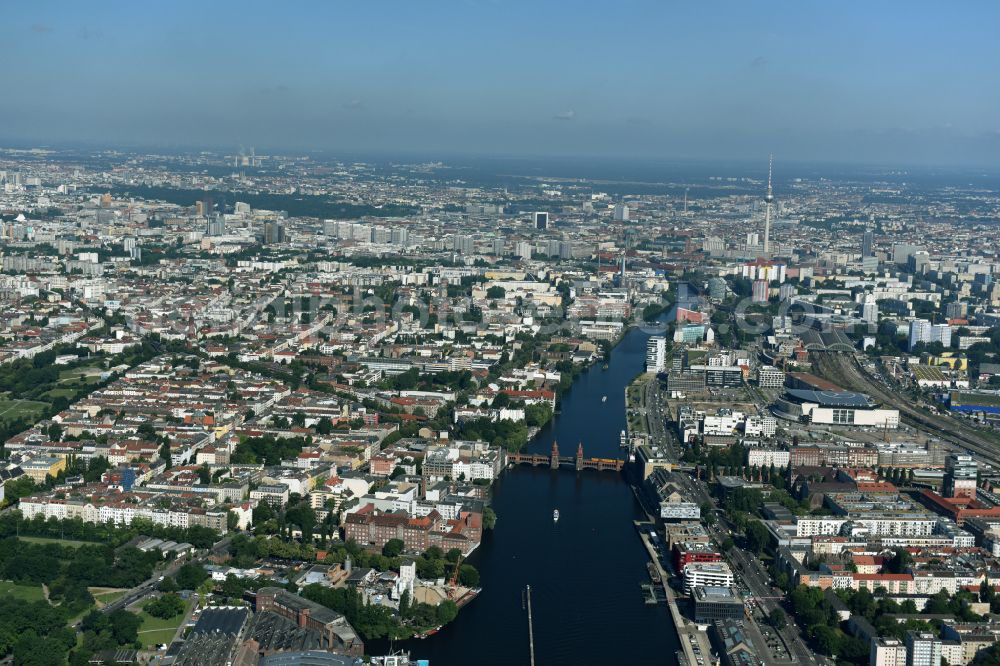 Berlin from the bird's eye view: River - bridge construction Oberbaumbruecke in the district Friedrichshain in Berlin, Germany