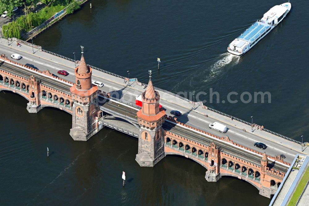 Berlin from the bird's eye view: River - bridge construction Oberbaumbruecke in the district Friedrichshain in Berlin, Germany