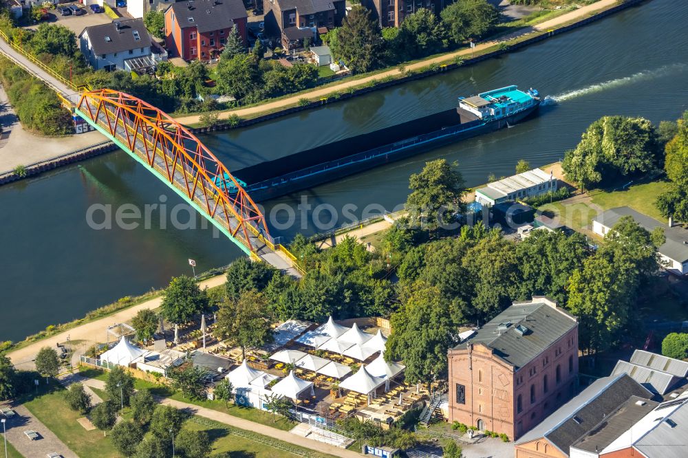 Aerial photograph Wanne-Eickel - River - bridge structure for crossing the Rhine-Herne Canal Parrot Bridge - Our Fritz in Wanne-Eickel in the Ruhr area in the state of North Rhine-Westphalia, Germany