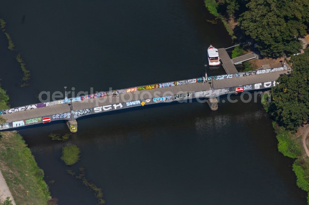 Aerial photograph Leipzig - River - bridge structure Rennbahnsteg for crossing over the Elsterflutbett in the district Zentrum-Sued in Leipzig in the state Saxony, Germany