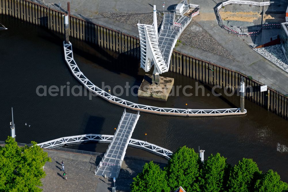 Aerial photograph Bremen - River - bridge construction Schoenbecker Aue on street Am Vegesacker Hafen in the district Vegesack in Bremen, Germany