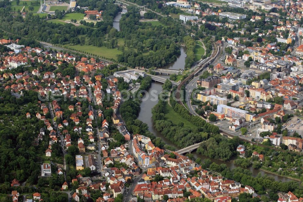 Aerial photograph Jena - Between the center and Wenigenjena in Jena in Thuringia flows the river Saale. In this section it is spanned by three bridges. The Camsdorferbruecke is the oldest stone bridge of Jena. On Seidel Park tighten the old and the new paradise bridge over the Saale. On the northern shore is the Paradies station. On the opposite side with the floor plan of an E building of the employment agency