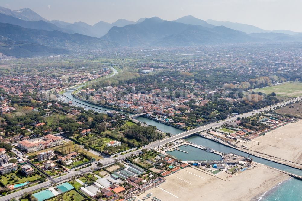 Aerial photograph Capanne-Prato-Cinquale - River mouth and Townscape on the seacoast of of ligurian sea in Capanne-Prato-Cinquale in Toskana, Italy