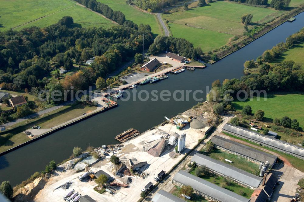 GENTHIN from the bird's eye view: Blick auf den Flussverlauf des Elbe-Havel-Kanal durch die Stadt Genthin.