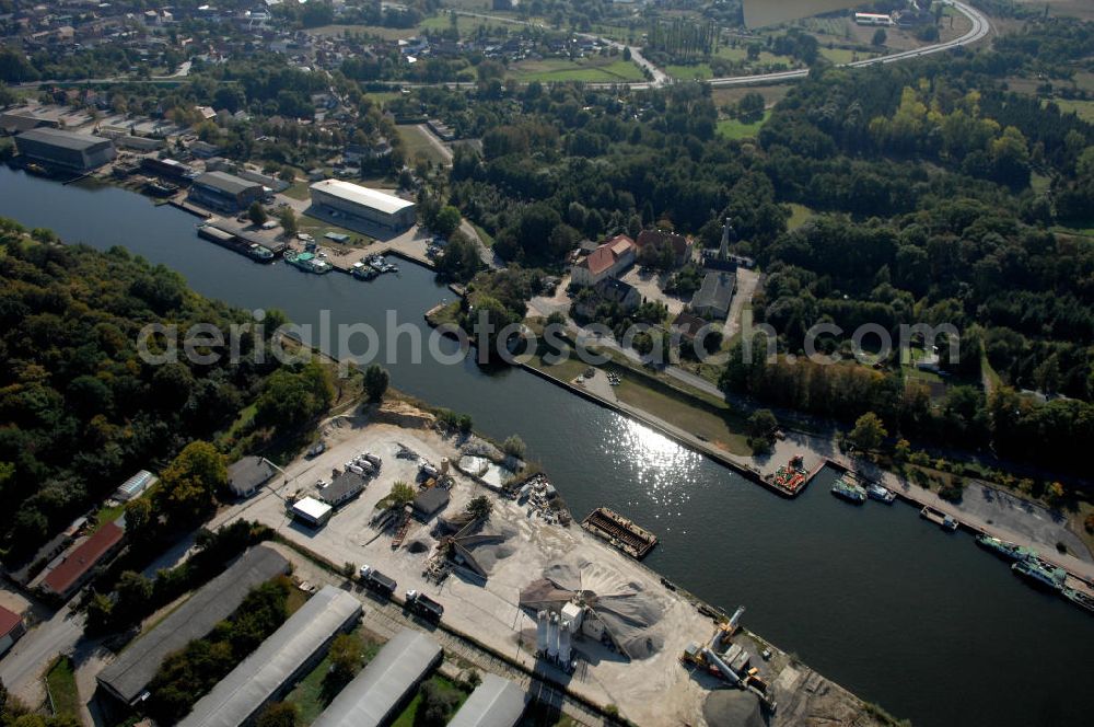 Aerial image GENTHIN - Blick auf den Flussverlauf des Elbe-Havel-Kanal durch die Stadt Genthin.