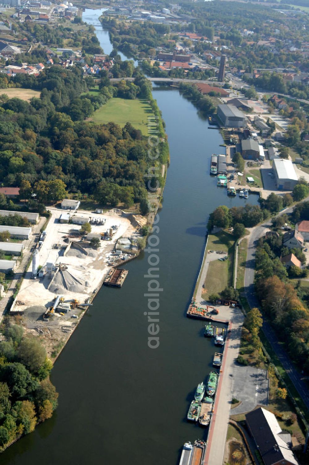 GENTHIN from the bird's eye view: Blick auf den Flussverlauf des Elbe-Havel-Kanal durch die Stadt Genthin.