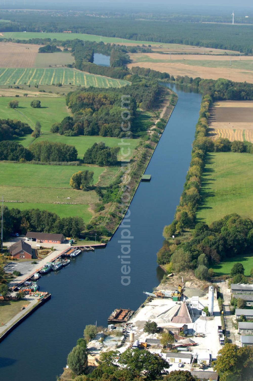 Aerial image GENTHIN - Blick auf den Flussverlauf des Elbe-Havel-Kanal durch die Stadt Genthin.