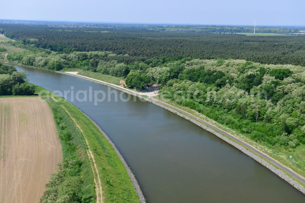 Genthin from the bird's eye view: Course of the river Elbe-Havel-Canel between Genthin and Bergzow in the state Saxony-Anhalt