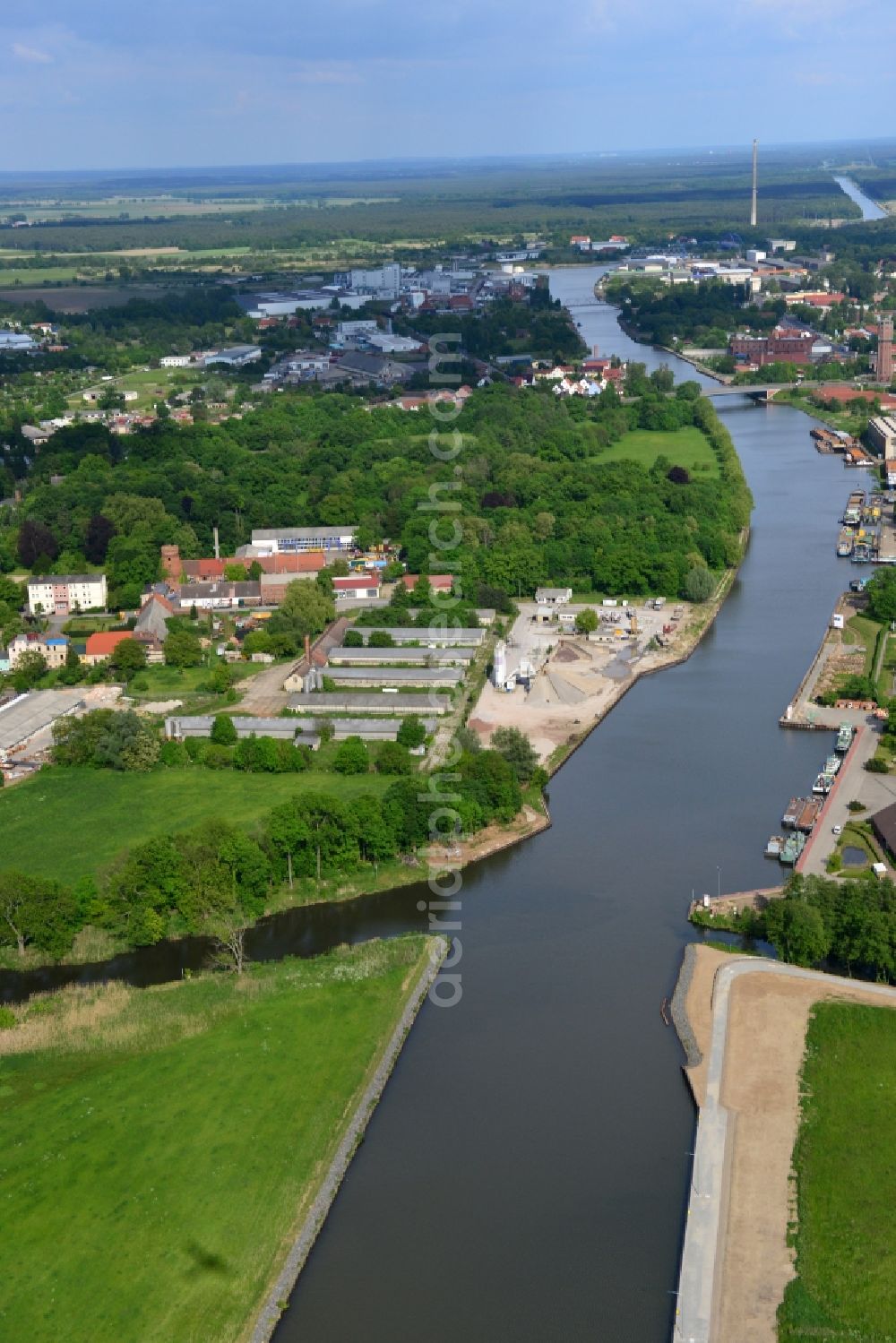 Genthin from the bird's eye view: Course of the river Elbe-Havel-Canel between Genthin and Bergzow in the state Saxony-Anhalt