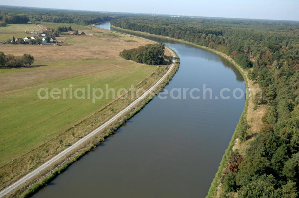 Kade from the bird's eye view: Blick auf den Flussverlauf des Elbe-Havel-Kanal zwischen Kade und Genthin.