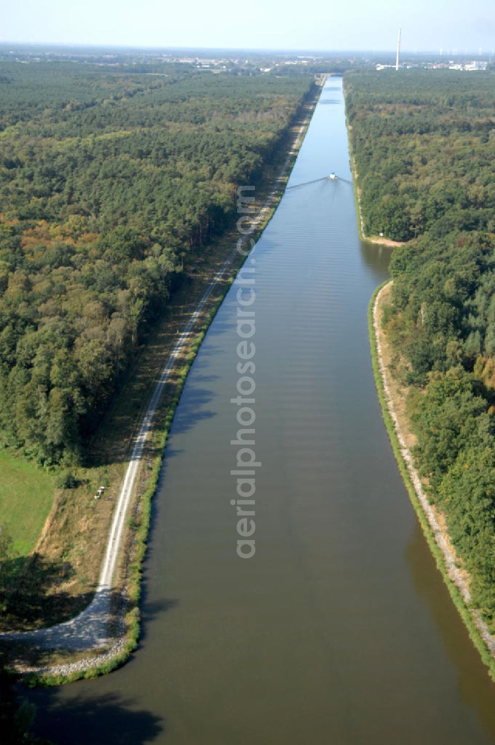 Kade from the bird's eye view: Blick auf den Flussverlauf des Elbe-Havel-Kanal zwischen Kade und Genthin.