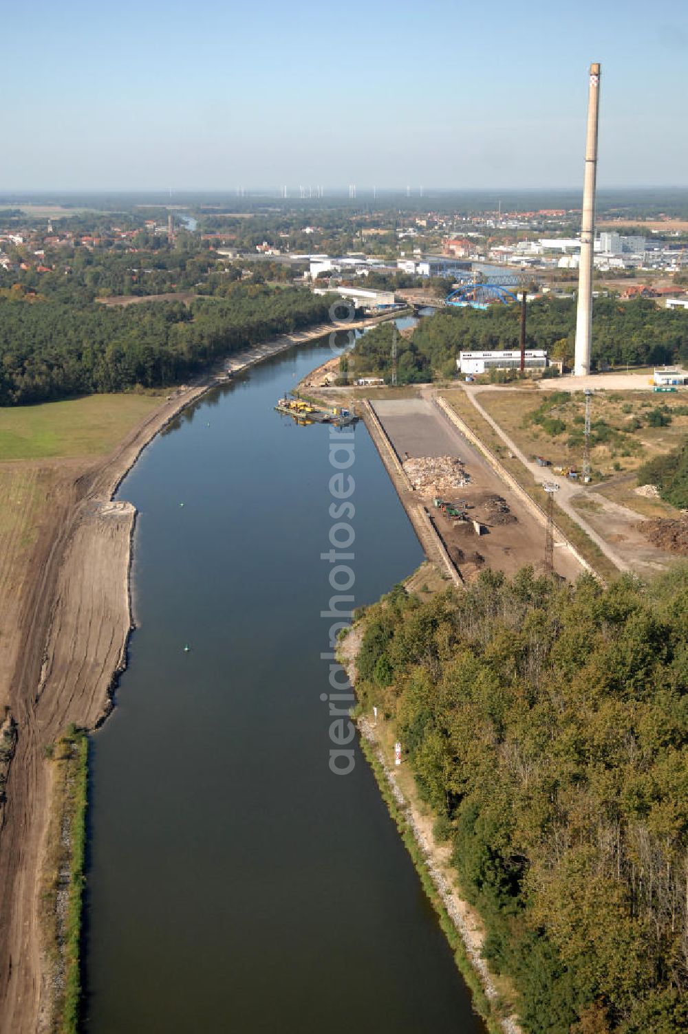 GENTHIN from the bird's eye view: Blick auf den Flussverlauf des Elbe-Havel-Kanal zwischen Kade und Genthin.