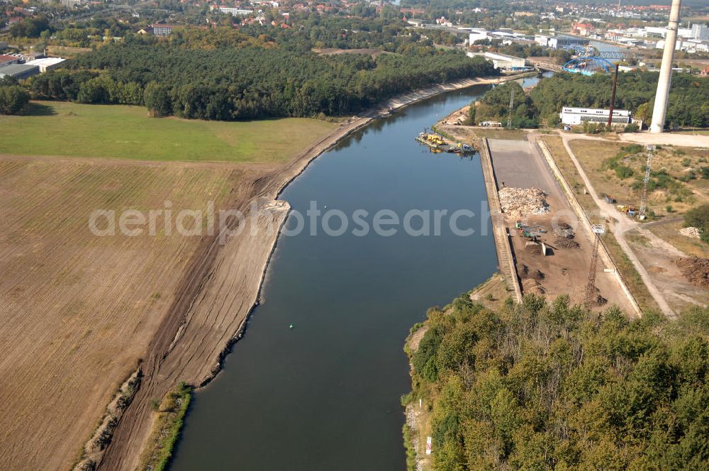 Aerial image GENTHIN - Blick auf den Flussverlauf des Elbe-Havel-Kanal zwischen Kade und Genthin.