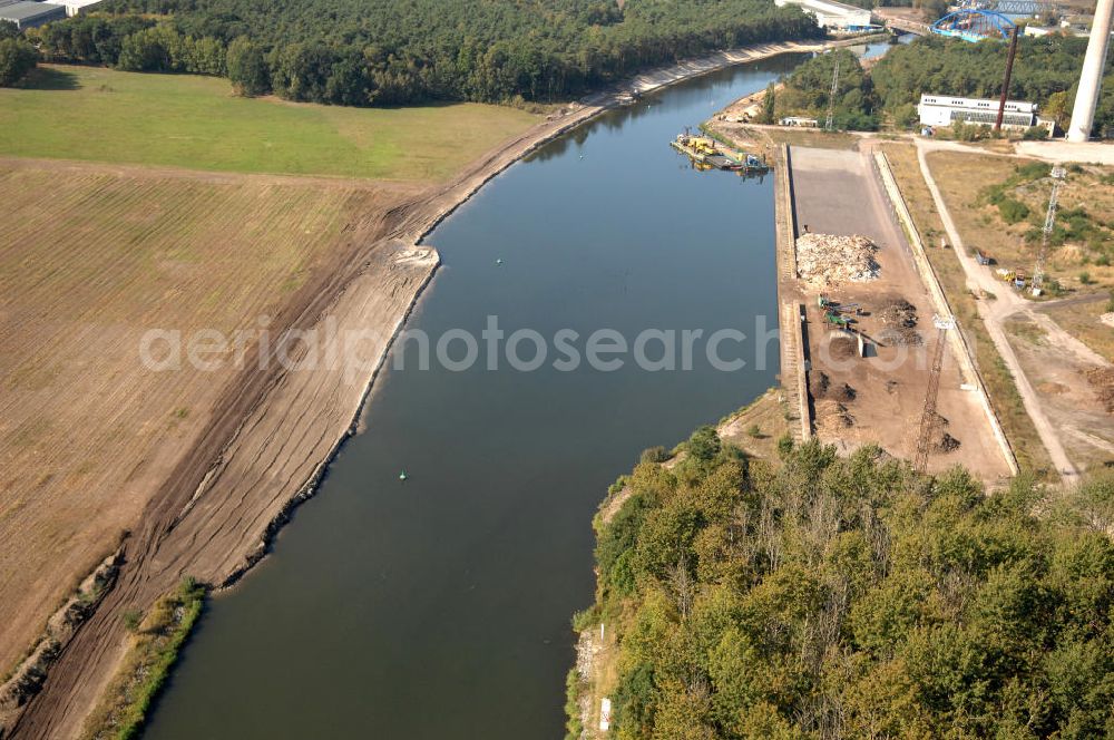 Aerial photograph GENTHIN - Blick auf den Flussverlauf des Elbe-Havel-Kanal zwischen Kade und Genthin.