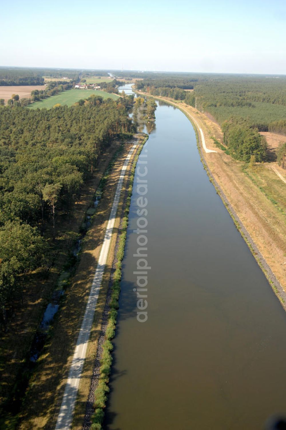 Wusterwitz from the bird's eye view: Blick auf den Flussverlauf des Elbe-Havel-Kanal zwischen Wusterwitz und Kade OT Kader Schleuse.