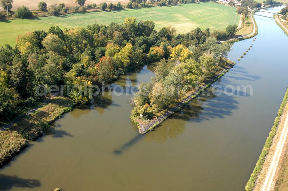 Wusterwitz from the bird's eye view: Blick auf den Flussverlauf des Elbe-Havel-Kanal zwischen Wusterwitz und Kade OT Kader Schleuse.