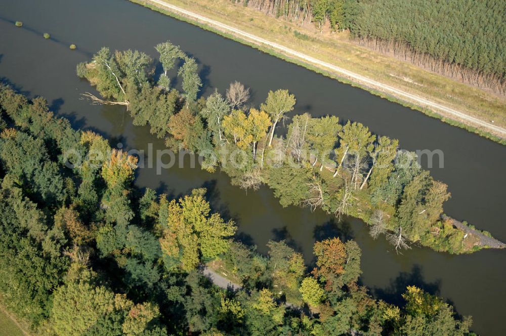 Aerial photograph Wusterwitz - Blick auf den Flussverlauf des Elbe-Havel-Kanal zwischen Wusterwitz und Kade OT Kader Schleuse.