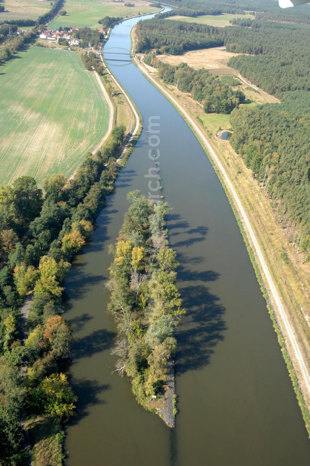 Wusterwitz from the bird's eye view: Blick auf den Flussverlauf des Elbe-Havel-Kanal zwischen Wusterwitz und Kade OT Kader Schleuse.