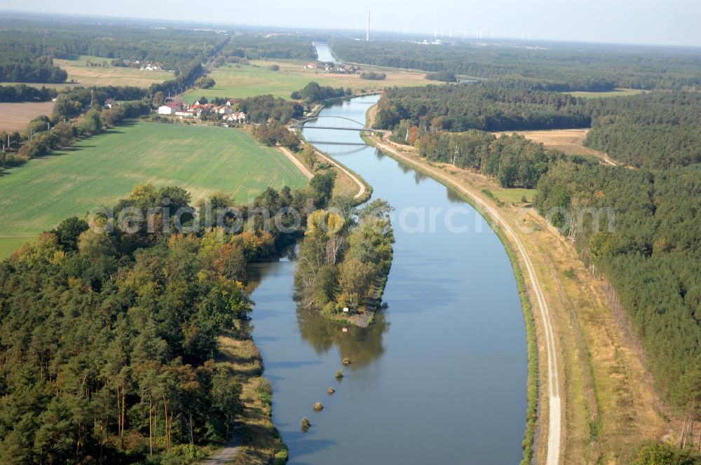 Wusterwitz from the bird's eye view: Blick auf den Flussverlauf des Elbe-Havel-Kanal zwischen Wusterwitz und Kade OT Kader Schleuse.