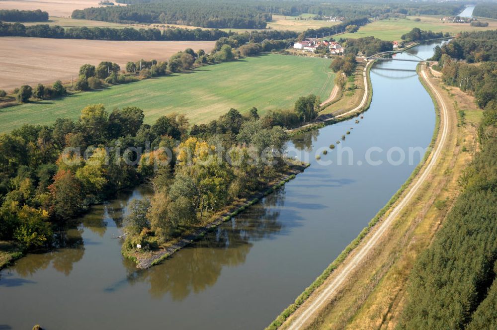 Aerial photograph Wusterwitz - Blick auf den Flussverlauf des Elbe-Havel-Kanal zwischen Wusterwitz und Kade OT Kader Schleuse.