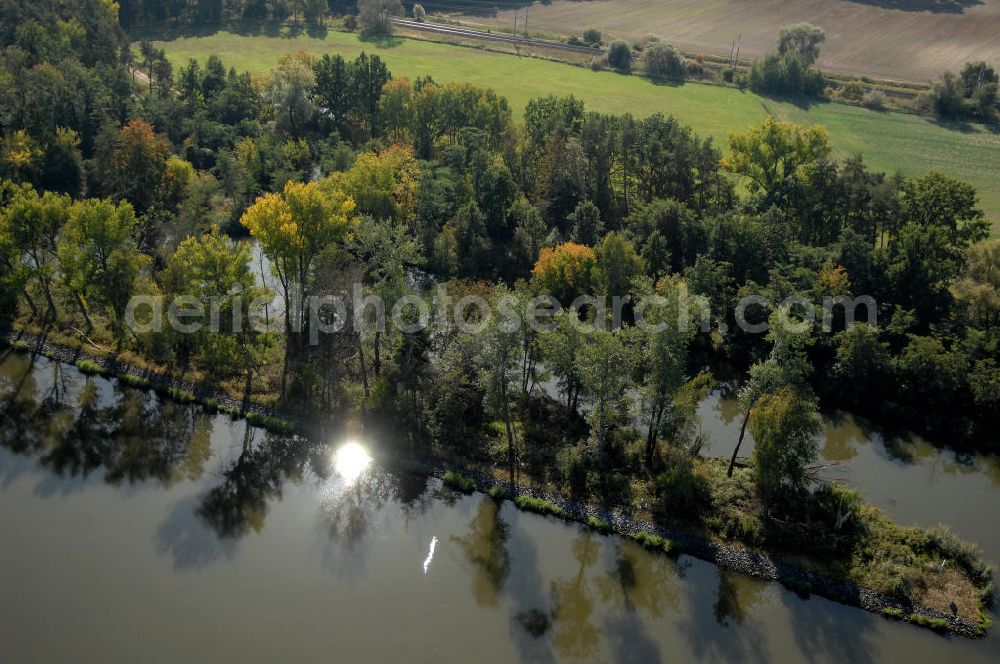 Wusterwitz from the bird's eye view: Blick auf den Flussverlauf des Elbe-Havel-Kanal zwischen Wusterwitz und Kade OT Kader Schleuse.