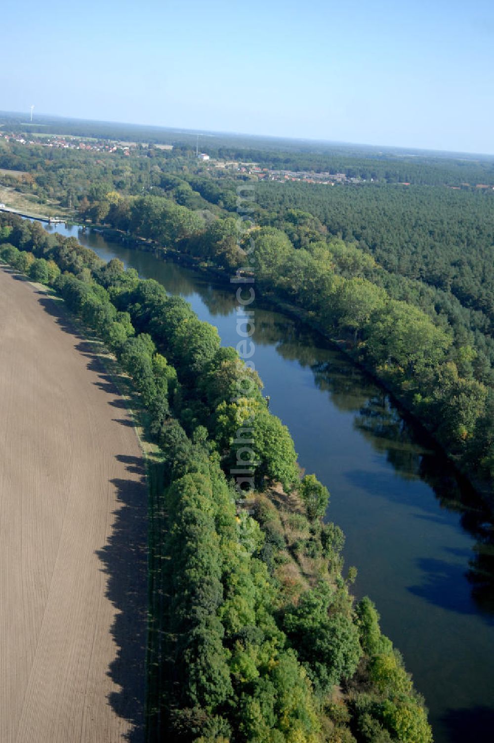 Aerial image Zerben - Blick auf den Flussverlauf von West nach Ost zwischen der Schleuse Zerben und der Ihleburger Brücke. Ein Projekt des WSV: Wasserstraßen-Neubauamt Magdeburg, 39106 Magdeburg, Tel. +49(0)391 535-0, email: wna-magdeburg@wsv.bund.de