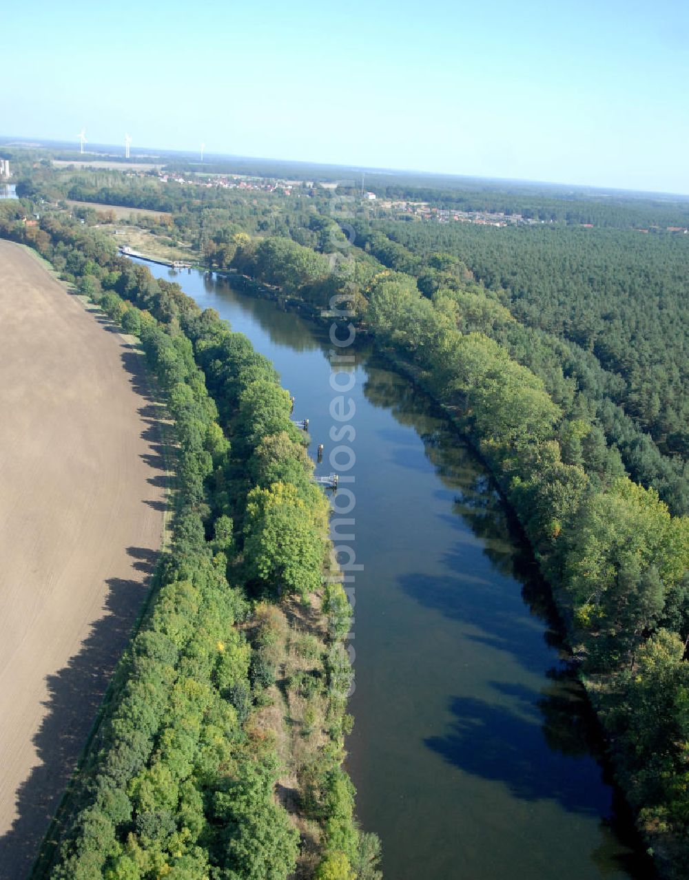 Aerial photograph Zerben - Blick auf den Flussverlauf von West nach Ost zwischen der Schleuse Zerben und der Ihleburger Brücke. Ein Projekt des WSV: Wasserstraßen-Neubauamt Magdeburg, 39106 Magdeburg, Tel. +49(0)391 535-0, email: wna-magdeburg@wsv.bund.de