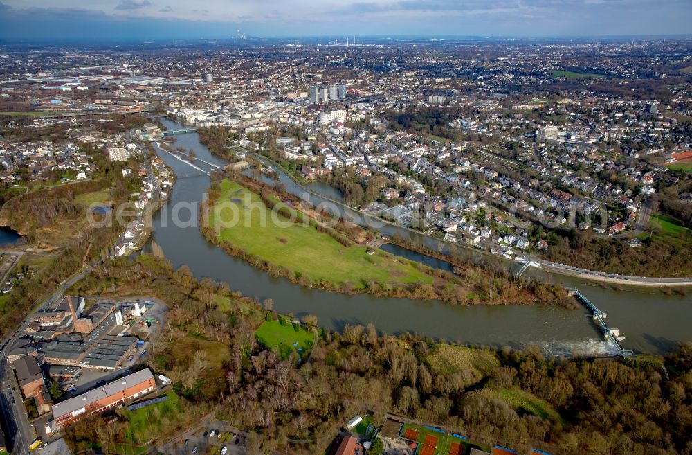 Aerial photograph Mülheim an der Ruhr - Course of the river Ruhr and the island in Muelheim on the Ruhr in the state of North Rhine-Westphalia