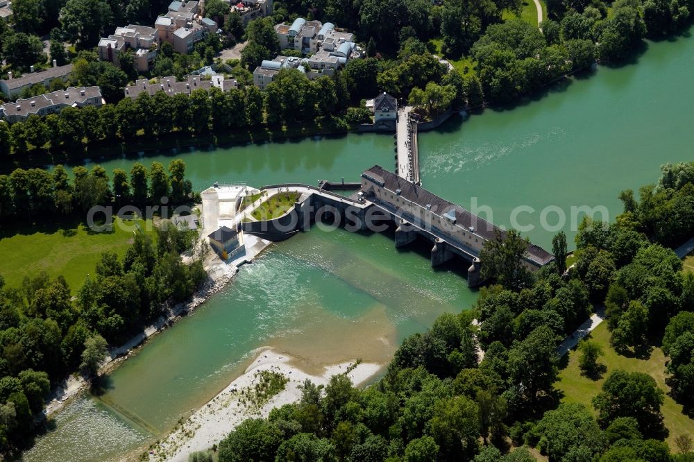 München from the bird's eye view: Course of the river Isar with the dam and island Oberfoehring in Munich in the state of Bavaria