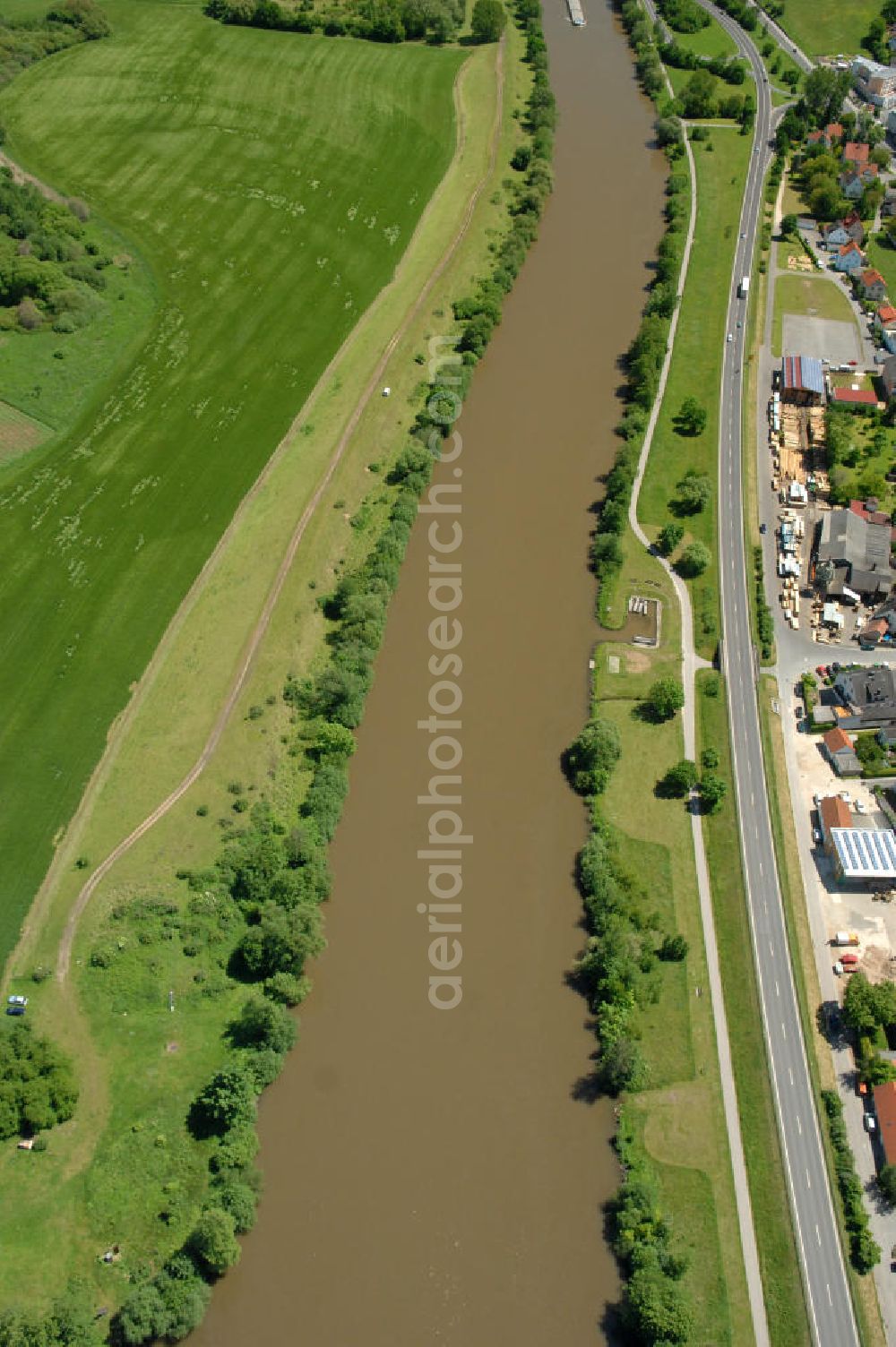 Bischberg from the bird's eye view: Main-Donau-Kanal Richtung Osten von der Main-Mündung.