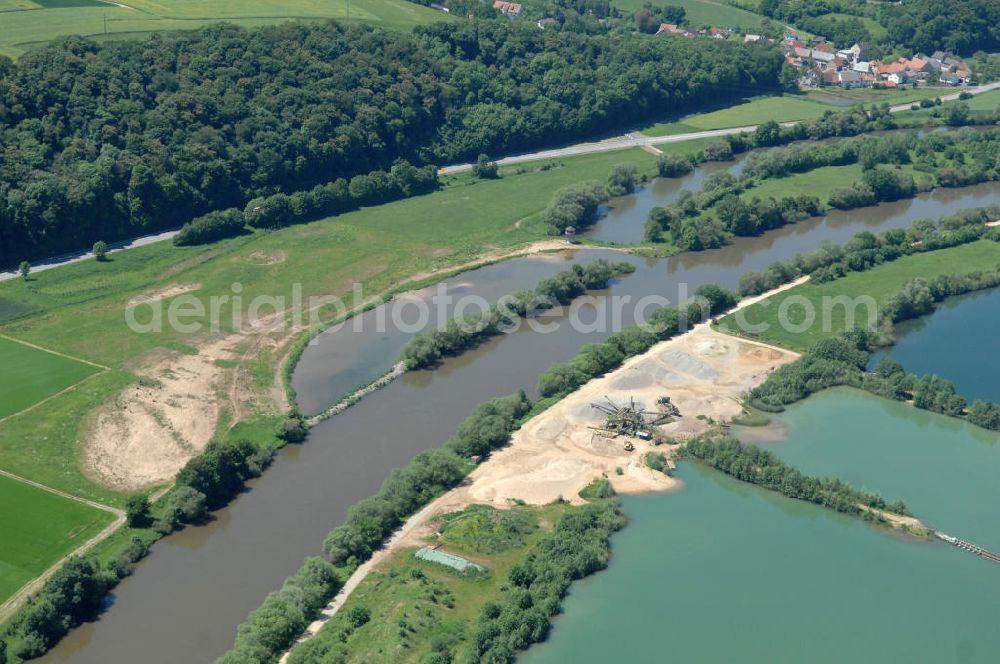 Dippach from the bird's eye view: Main-Flussverlauf mit Altarm bei Dippach.