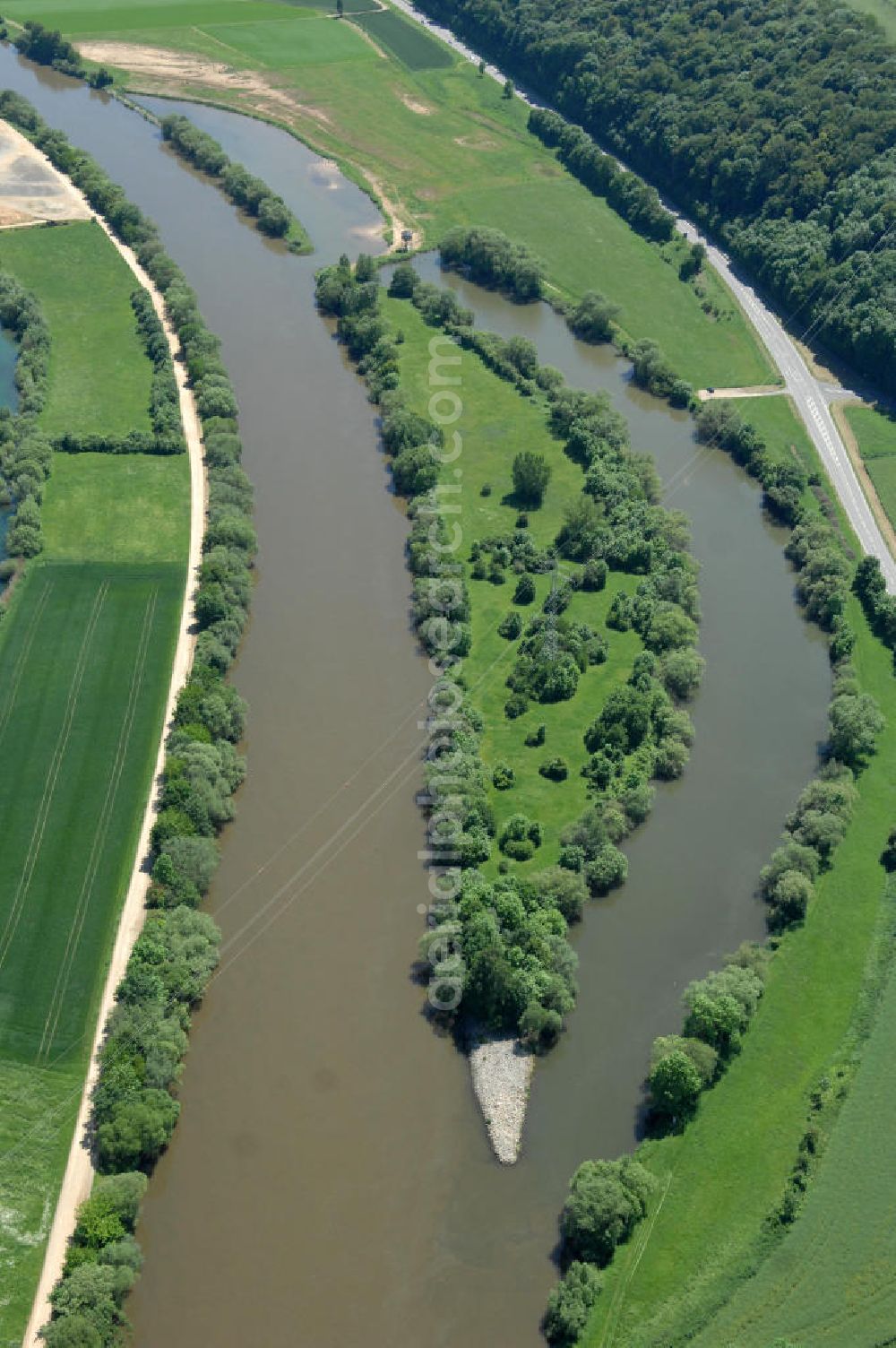 Dippach from the bird's eye view: Main-Flussverlauf mit Altarm bei Dippach.