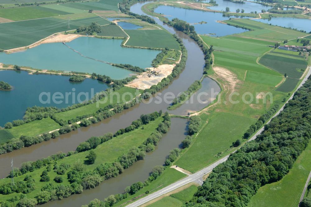 Dippach from the bird's eye view: Main-Flussverlauf mit Altarm bei Dippach.