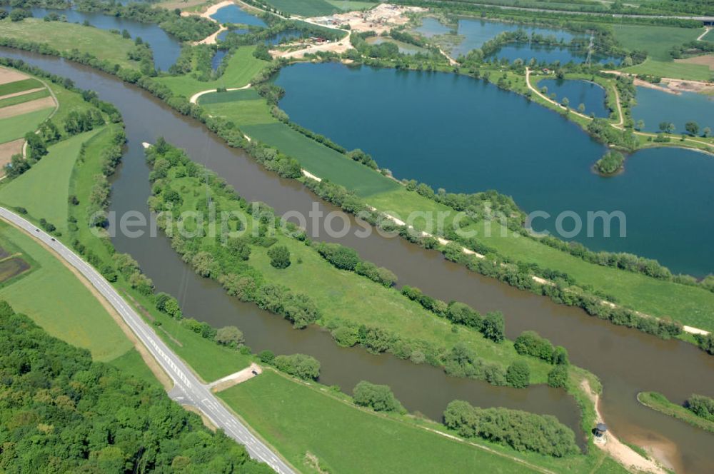 Dippach from the bird's eye view: Main-Flussverlauf mit Altarm bei Dippach.