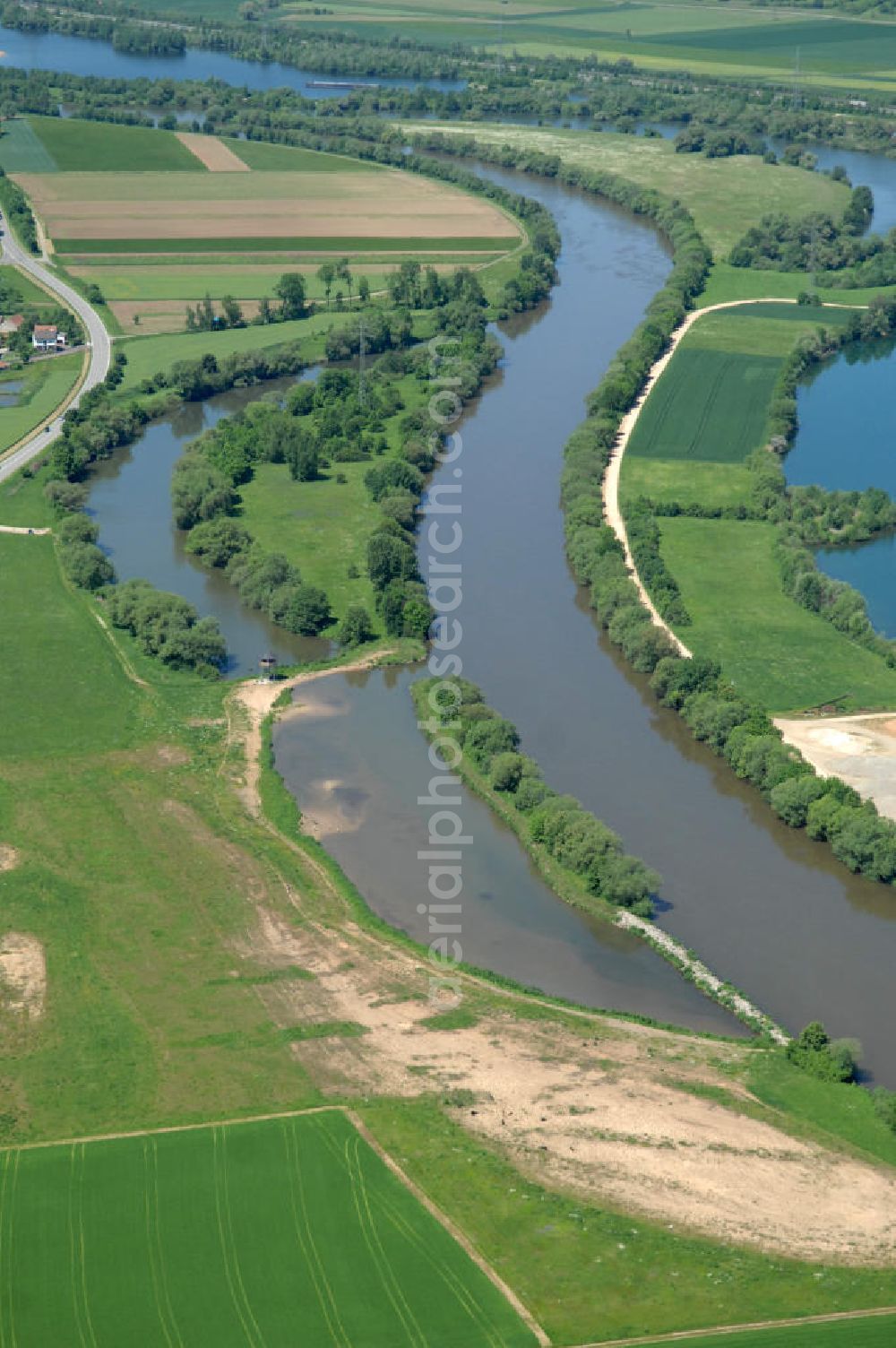 Dippach from the bird's eye view: Main-Flussverlauf mit Altarm bei Dippach.