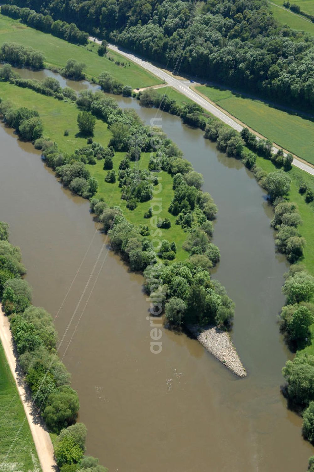 Dippach from the bird's eye view: Main-Flussverlauf mit Altarm bei Dippach.