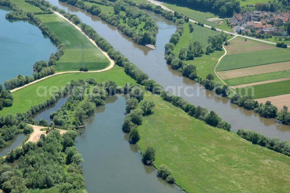 Dippach from the bird's eye view: Main-Flussverlauf mit Altarm bei Dippach.