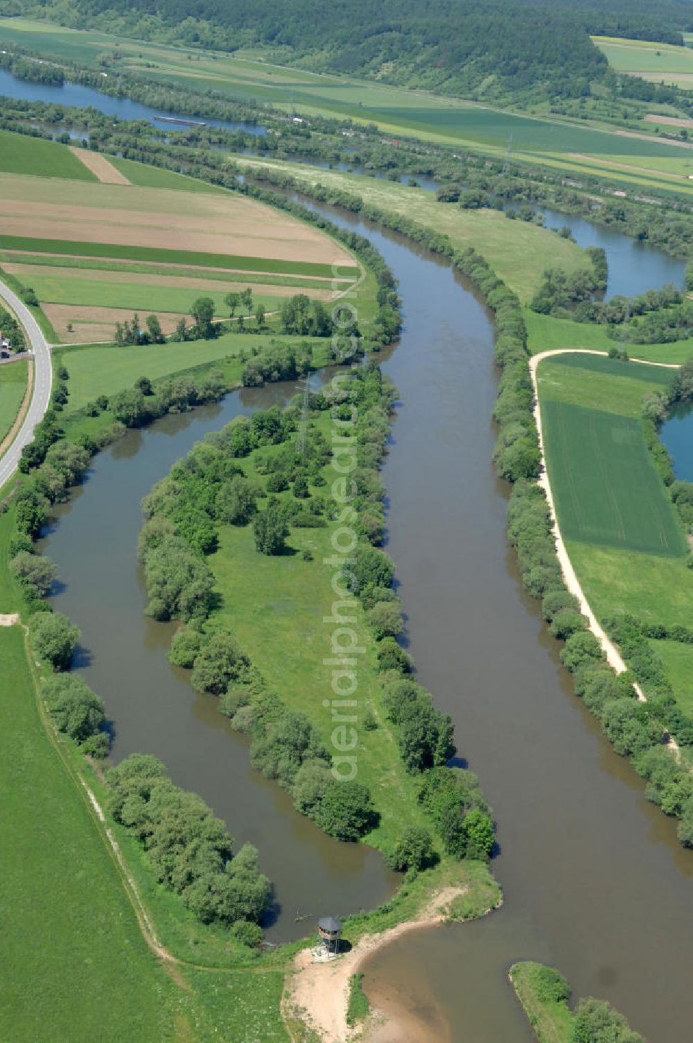 Dippach from the bird's eye view: Main-Flussverlauf mit Altarm bei Dippach.