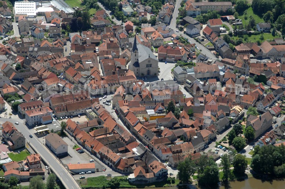 Eltmann from the bird's eye view: Main-Flussverlauf bei Eltmann mit Stadtansicht.